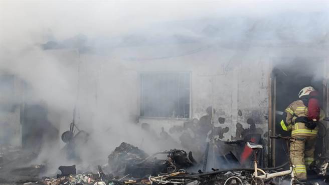 嘉义县民雄乡一处三合院今上午10点多发生民宅火警，一对4岁、2岁小姐弟惨遭活活烧死。（读者提供∕吕妍庭嘉义传真）