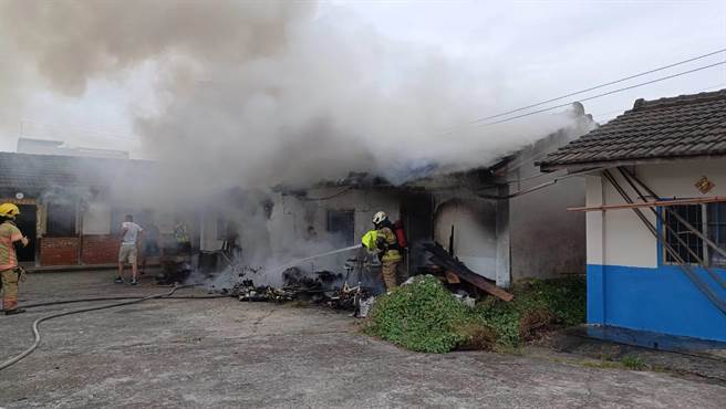 嘉义县民雄乡一处三合院今上午10点多发生民宅火警，一对4岁、2岁小姐弟惨遭活活烧死。（读者提供∕吕妍庭嘉义传真）