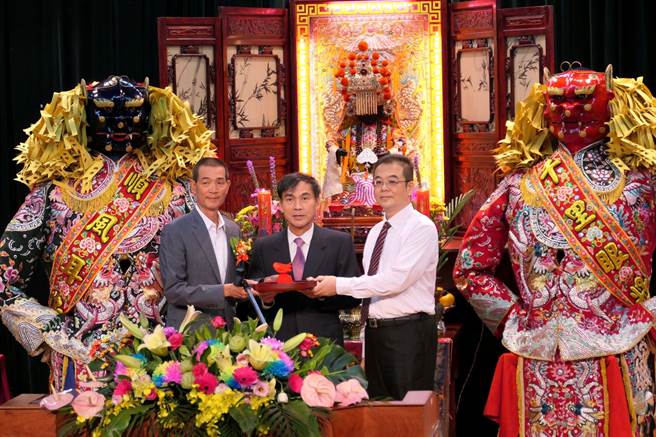 云林县北港朝天宫董监事16日在妈祖文化大楼宣誓就职，蔡咏锝（左）连任董事长，由内政部宗教及礼制司司长林清淇（中）、律师张智翔（右）颁发当选证书。（张朝欣摄）