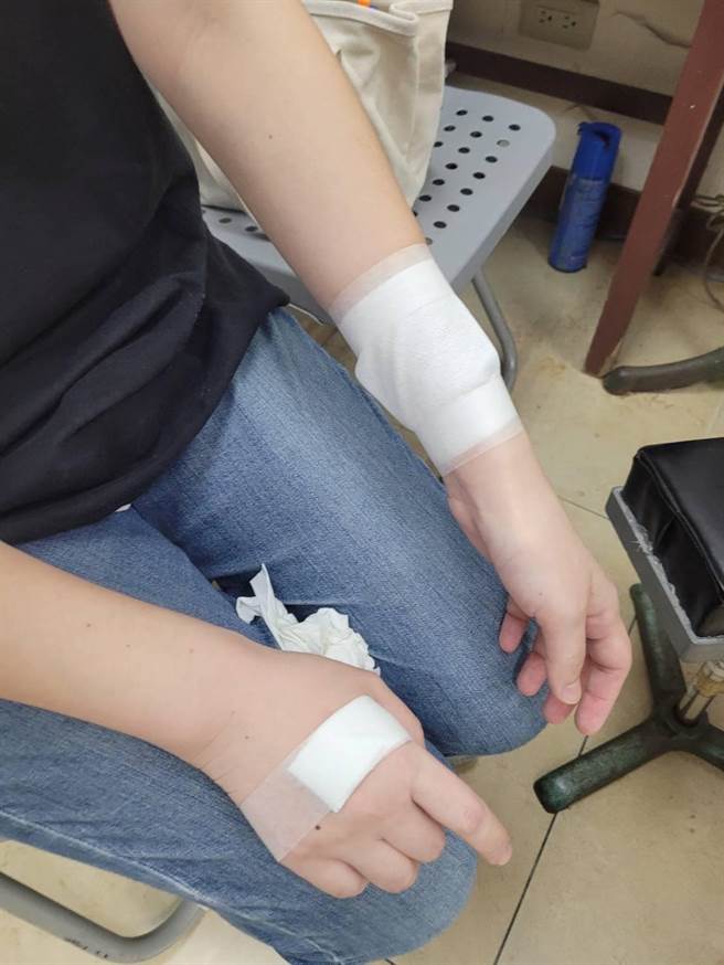 瘦小的女老师出声制止学生却沦为「肉盾」挨打。（桃园市教师会暨桃园市各级学校产业工会提供／陈梦茹桃园传真）