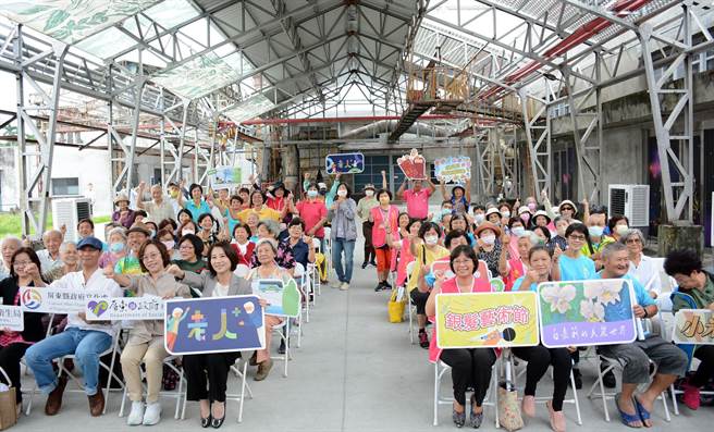 屏東縣長周春米(前排左四)16日公布多項長輩社福政策，讓長輩喜慶重陽節。（林和生攝）