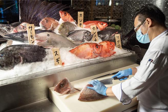 台北晶华柏丽厅强调全鱼利用零浪费，从鱼身、鱼皮到鱼骨都可入菜。（图／晶华酒店提供）