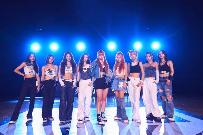 幻藍小熊由許媛媛（左起）、XXIN、BIDO、Nico、Vicky、采甄、容容、Ayeon組成。（天空娛樂提供）