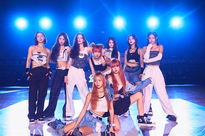 幻藍小熊共有9位成員，左起XXIN、Bido、毓、采甄、Vicky(下)、許媛媛、Nico(下)、采甄、Ayeon、容容。 （天空娛樂提供）