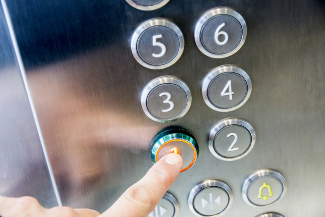 高雄张姓女子在住处大楼搭乘电梯时突然异常晃动急停，按下强制开门键夺门而出时被20公分高低落差绊倒惨摔，倒致原本残疾的膝盖再度骨折并罹患忧郁症，怒告电梯公司求偿350万元。高雄地院审理后发现，该大楼管委会碍于经费、迟迟无法更新老旧控制系统，电梯骤停可能是电压异常导致，判电梯公司无责免赔，可上诉。（示意图／shutterstock）