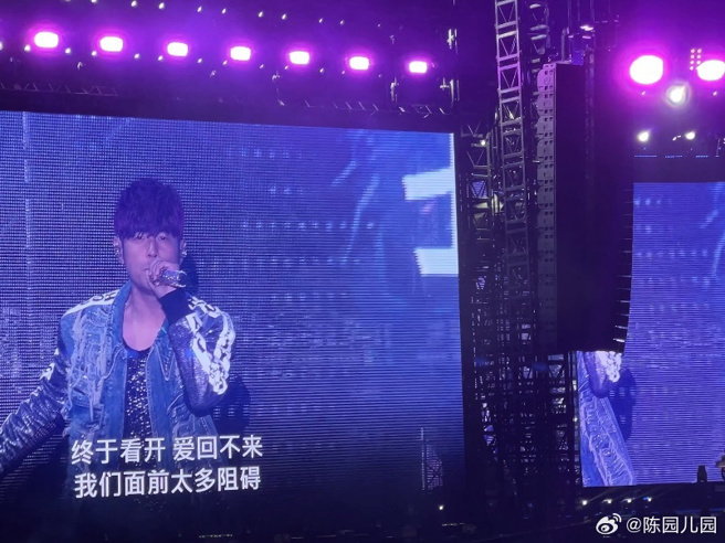 周杰倫演唱會上歌迷點歌《倒帶》。（圖／截圖自微博）