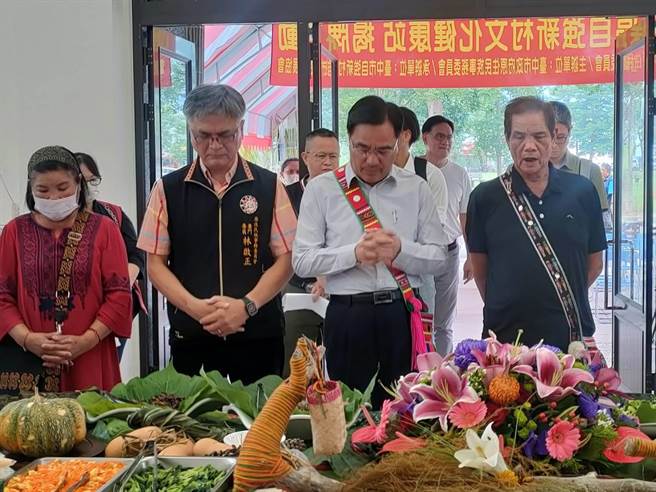 台中市太平自強新村、霧峰花東新村新設原住民族文化健康站，16日揭牌啟用，原民會主委夷將．拔路兒（右二）出席揭牌，並與原住民朋友一同用餐。