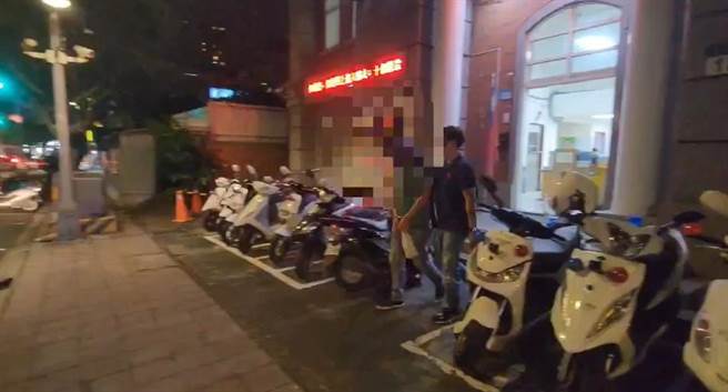 警方調閱監視器，15日下午5時，持拘票在桃園中壢逮捕陳男。（永和警分局提供）