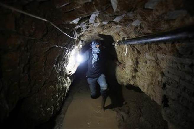 图为迦萨地带南部，埃及与迦萨边境下方，一名巴勒斯坦人在这条走私隧道内工作的资料照片。（图／路透社）