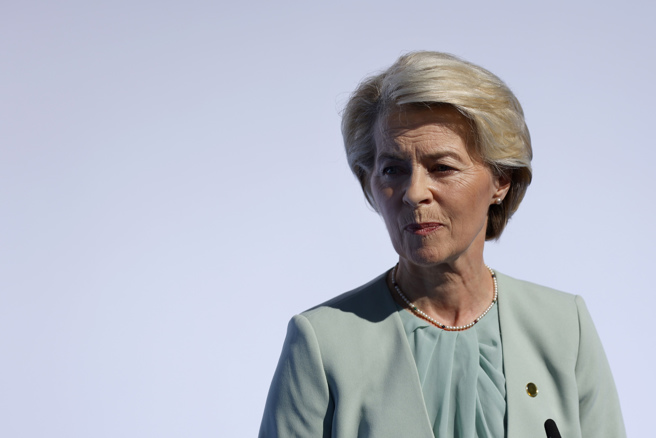 欧盟执委会主席范德赖恩（Ursula von der Leyen）访以期间对以色列报復空袭致巴勒斯坦平民1900多人死难的人道灾难只字不提，遭到欧洲的议员与外交人士抨击。（图/美联社）
