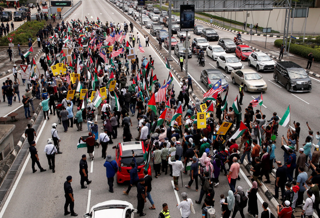 巴勒斯坦驻大马大使馆邀请马来西亚人与各国朋友共同声援巴勒斯坦，百余名心繫家园的巴勒斯坦人齐聚为家乡受炮火轰炸的亲友集气。（图／路透社）