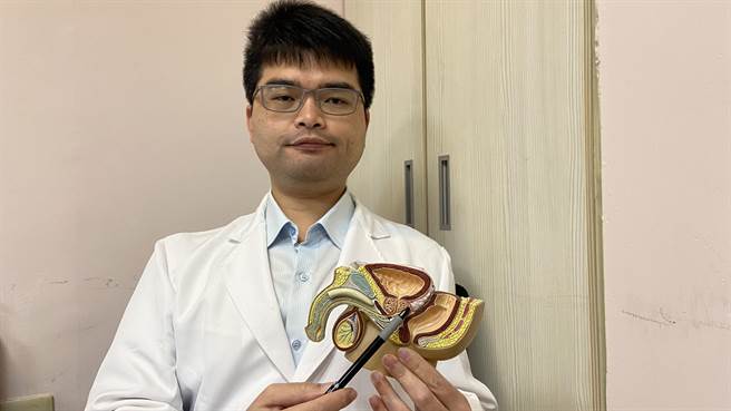 泌尿外科呂謹亨醫師呂謹亨指出，陳男因攝護腺肥大，尿液無法順利排出，經問診發現陳男每次都尿不乾淨，導致膀胱壁逐漸變粗、變厚。（員榮醫院提供／吳建輝彰化傳真）