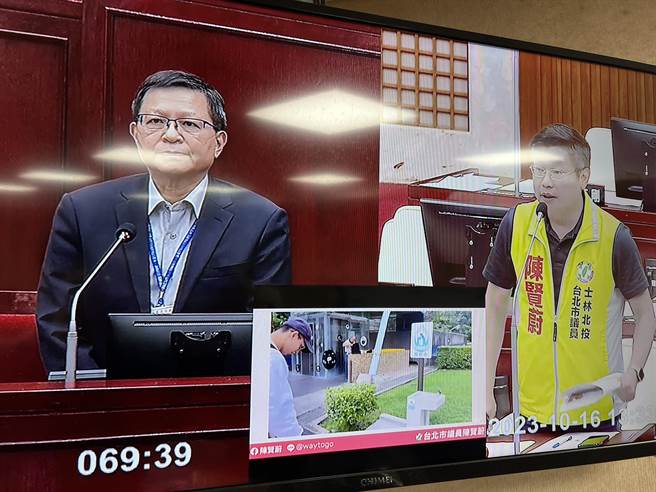 民进党台北市议员陈贤蔚指出，台北市自来水直饮台维护数据，竟然有35笔来自未来的维护纪录，同时维护多处直饮台的造假资料也高达101笔。（蔡宗颖摄）