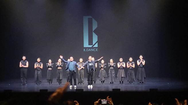 在國際上活躍的編舞家蔡博丞最新作品《深深》，受到哲學家尼采的名句「當你遠遠凝視深淵時，深淵也在凝視你」啟發。圖為日前在台北首演。（李欣恬攝）