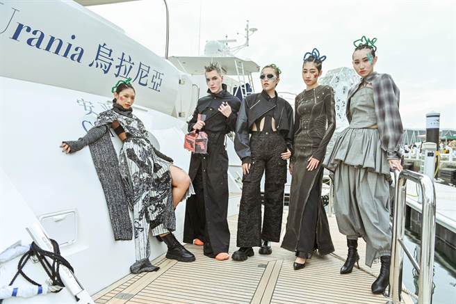 南台灣最大時尚盛典「2023 KFA高雄時尚大賞」15日於高雄大港橋熱鬧展開，該活動是場前所未見的遊艇時裝秀，把伸展台搬到海上的創舉。（高市府青年局提供／洪浩軒高雄傳真）