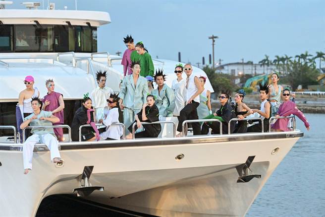 南台灣最大時尚盛典「2023 KFA高雄時尚大賞」15日於高雄大港橋熱鬧展開，該活動是場前所未見的遊艇時裝秀，把伸展台搬到海上的創舉。（高市府青年局提供／洪浩軒高雄傳真）