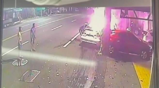 今天凌晨4点多39岁的廖姓男子，驾驶自小客车行经埔心乡中正路一段时，疑似为了闪避不明物体，失控自撞停放在路旁的小货车，车辆疑似机件故障自燃起火。（民眾提供／吴建辉彰化传真）