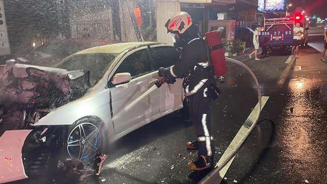 消防人员获报即出水线扑灭火势，后续持续以水线降温。（民眾提供／吴建辉彰化传真）