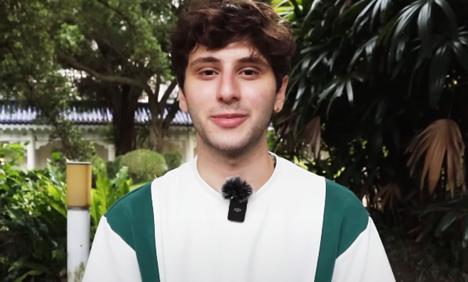 一名为Oliver的美国男子近日来台学中文，有糖尿病史的他，格外注意台湾的医疗资源，他观察到台湾的药品比美国还便宜，治安也比美国还要更好。（图／翻摄自不要闹工作室YouTube）