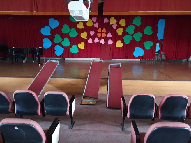 東湖國小禮堂內的合唱站台倒塌現場。（黃仲瑜翻攝）