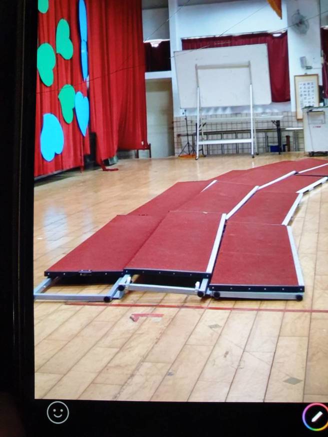 東湖國小禮堂內的合唱站台倒塌現場。（黃仲瑜翻攝）