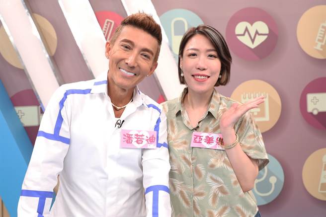 潘若迪（左）被爆料在泰国的电车上解放。（民视提供）