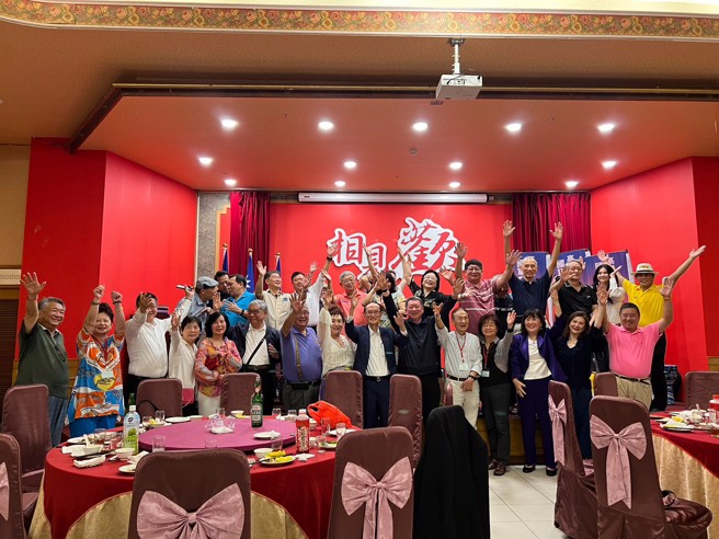 高雄眷村文化发展协会办眷村嘉年华活动，大伙一边享用眷村经典美食，一边回忆往日美好，场面相当热闹。(图片来源：高雄市国军眷村文化发展协会提供)
