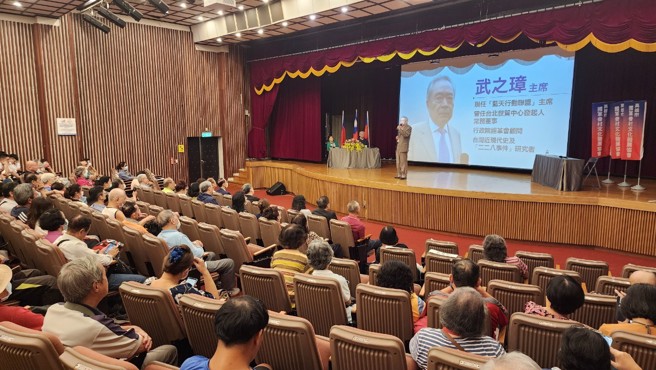 蓝天行动联盟主席武之璋出席「回顾1949：迁台外省族群对台湾的牺牲与贡献」讲座。(图片来源：高雄市国军眷村文化发展协会提供)