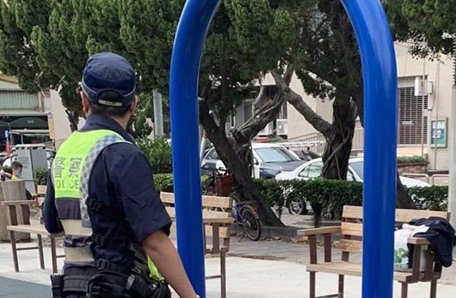 6歲郭姓女童15日到公園盪鞦韆，大腿竟被卡住動彈不得，員警與民眾合力協助脫困。（警方提供）