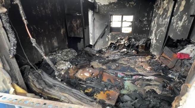 民雄乡一处三合院今上午10点多发生民宅火警，一对4岁、2岁何姓小姐弟惨遭活活烧死，火灾现场一片焦黑。（吕妍庭翻摄）