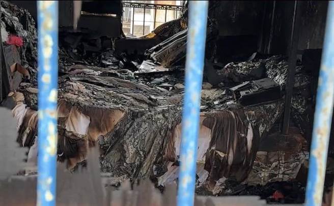 民雄乡一处三合院今上午10点多发生民宅火警，一对4岁、2岁何姓小姐弟惨遭活活烧死，火灾现场一片焦黑。（吕妍庭翻摄）