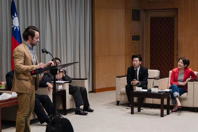 美国人权基金会创办人兼执行长哈佛森（左一）（立委范云国会办公室提供）