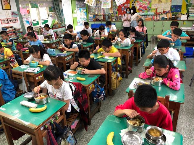 新北市教育局表示，將於蛋品源頭流向、標示均確保安全無虞前提下，審慎評估有條件開放學校午餐使用液蛋。（新北市教育局提供）