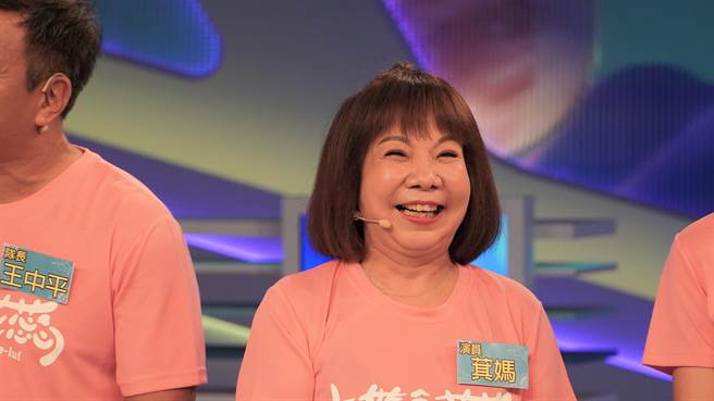萁妈看到帅哥就害羞。（公视台语台提供）