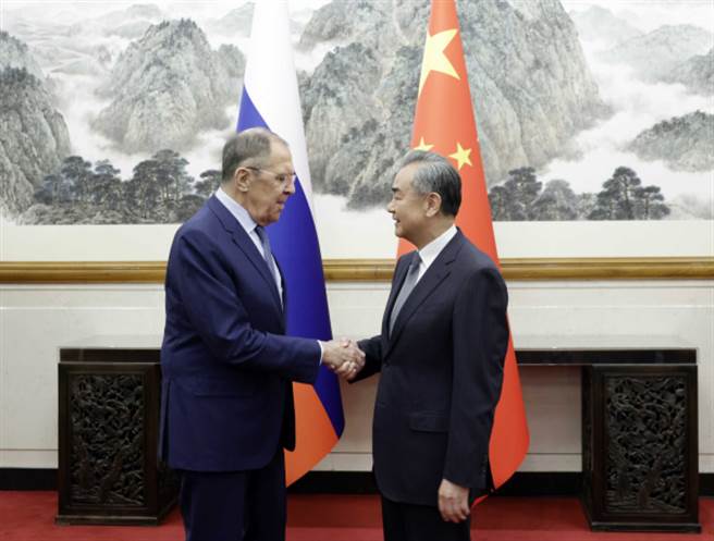 中国外交部长王毅16日会见俄罗斯外长拉夫罗夫。 （摘自大陆外交部官网）