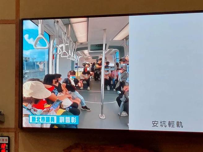 国民党新北市议员刘哲彰认为安坑轻轨是兼具运输及观光捷运，但车厢拉环设计不良，站立乘客与座位乘客社交太近，造成许多乘客不愿使用。（陈慰慈摄）