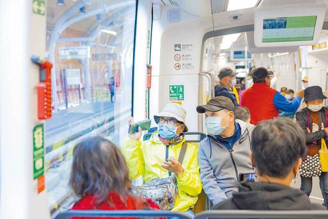 安坑轻轨拉环设计惹议，捷运局：会思考改进。（示意图／新北市新闻局提供）