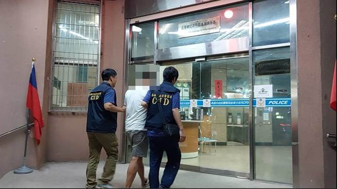 李男15日从泰国搭机返台，刚落地就在高雄国际航空站入境大厅遭警方逮捕送办。（警方提供／任义宇高雄传真）