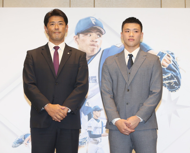 日职火腿队总经理稻叶笃纪（左）与孙易磊。（陈怡诚摄）