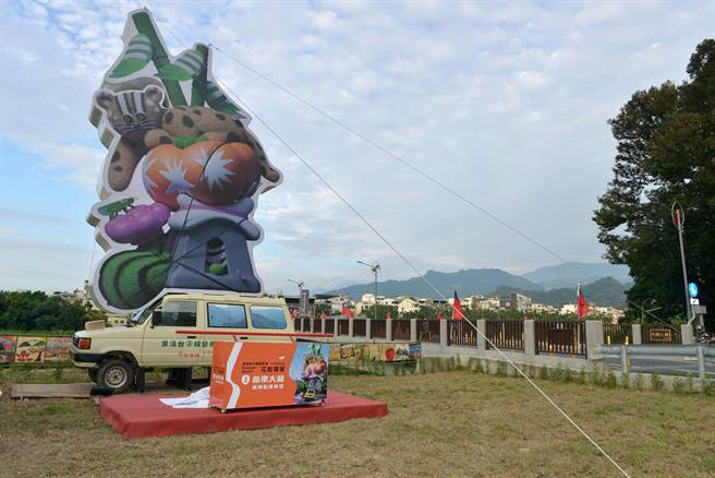 「FALABIDBOG花啦哔啵」主视觉装置艺术，确定落脚苗栗县大湖乡大湖二桥。（苗栗县政府提供／李京升苗栗传真）