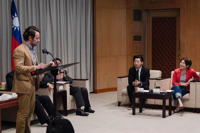 美國人權基金會創辦人兼執行長哈佛森（左一）（立委范雲國會辦公室提供）