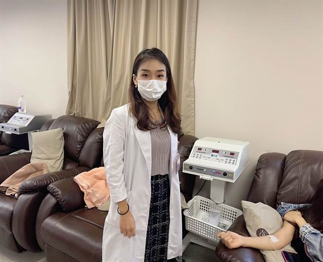 长安医院神经内科医师陈惠萱表示，静脉雷射治疗是利用低能量、特定波长的雷射光进行治疗，有助改善微循环并增强抗氧化能力，帮助扩张血管。（长安医院提供／潘虹恩台中传真）