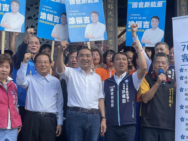 国民党总统参选人侯友宜（中）批评赖清德，别为选举骗选票。（吕筱蝉摄）