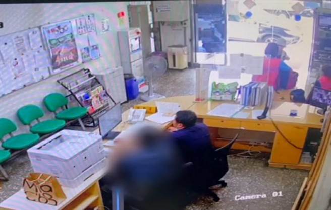 中和警分局中原派出所李姓警員陪同林姓報案人檢視監視器畫面。（中和警分局提供）