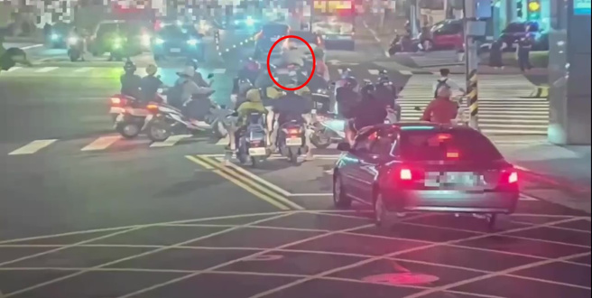 机车骑士在「忠孝东路六段、东新街口」遭南港分局玉成派出所员警拦查机车未依二段式左转交通违规。（翻摄画面）