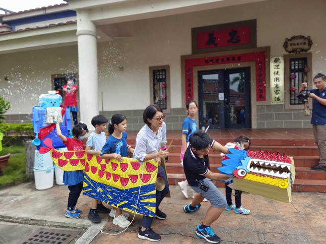 學員們的表演讓新客家文化園區文物館充滿歡樂的笑聲（圖片來源：高雄市客委會提供）
