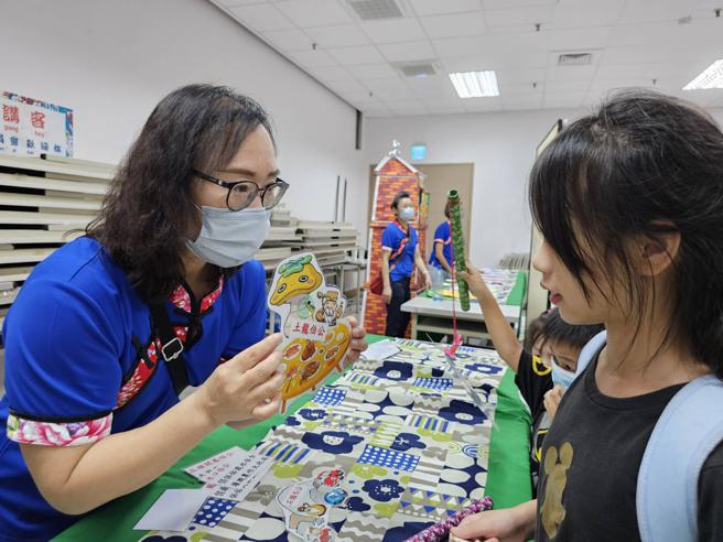 成果發表會當日展出參與教師及客語家庭所製作的教材教具。（圖片來源：高雄市客委會提供）
