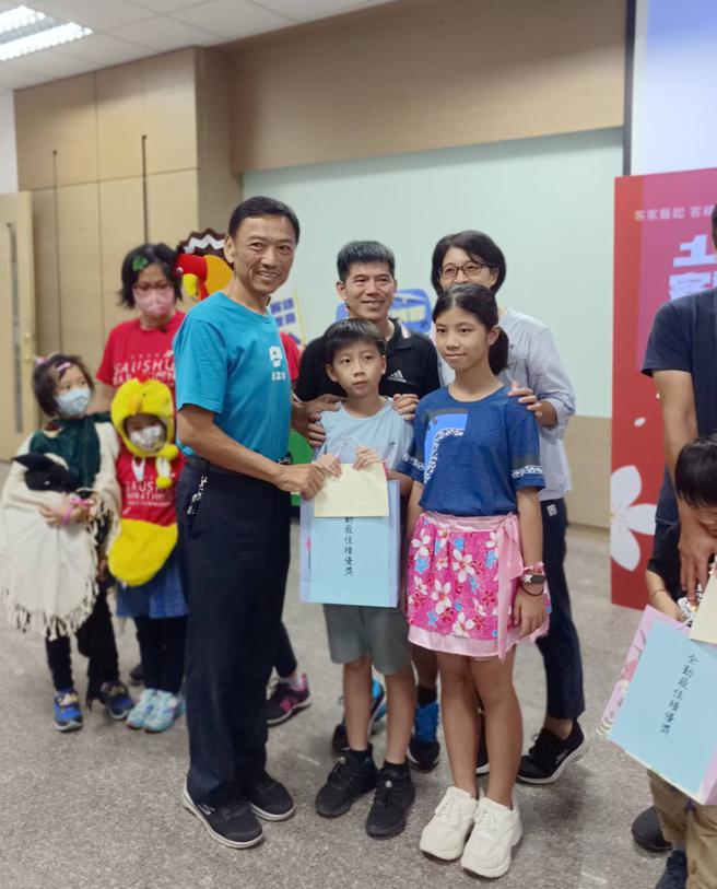 高雄市客委會主任祕書鍾炳光也到場頒發獎項表示鼓勵。（圖片來源：高雄市客委會提供）