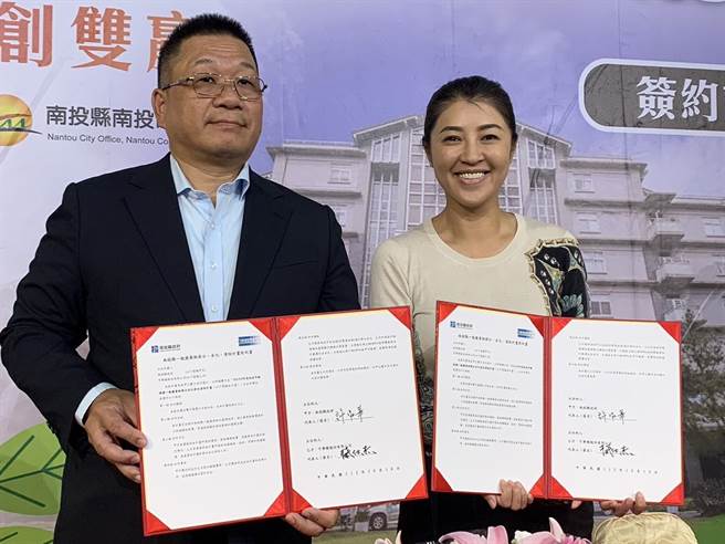 南投縣長許淑華16日與國內垃圾處理權威可寧衛公司簽約，以近5億元分3年處理南投市進6萬7500噸垃圾。（曾雪蒨攝）