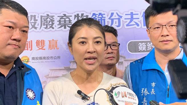 南投縣長許淑華希望藉由垃圾去化、外縣市協助、以及民間垃圾處理公司處理，讓南投縣垃圾3年後可從目前23萬噸降到10萬噸以下。（曾雪蒨攝）